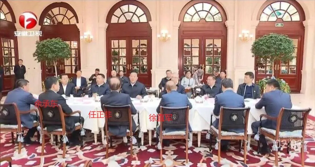近日，安徽省政府代表团去华为总部考察，背靠镜头的是华为高管徐直军，旁边头发少的是