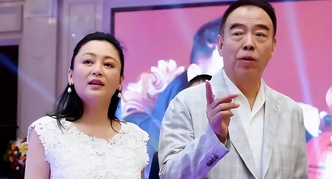 1996年，陈红挺着大肚子找到倪萍说：“你走吧，我肚子里的孩子是陈凯歌的！”无奈