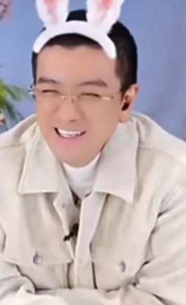 咱就说
现在扬子想要赢回黄圣依的心
说难也难说容易也容易
他只要做好一件事
黄圣