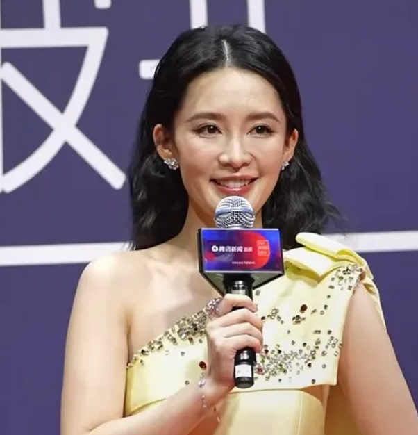 妈呀李沁怎么变这么胖了！这手臂都已经成“大妈臂”了...