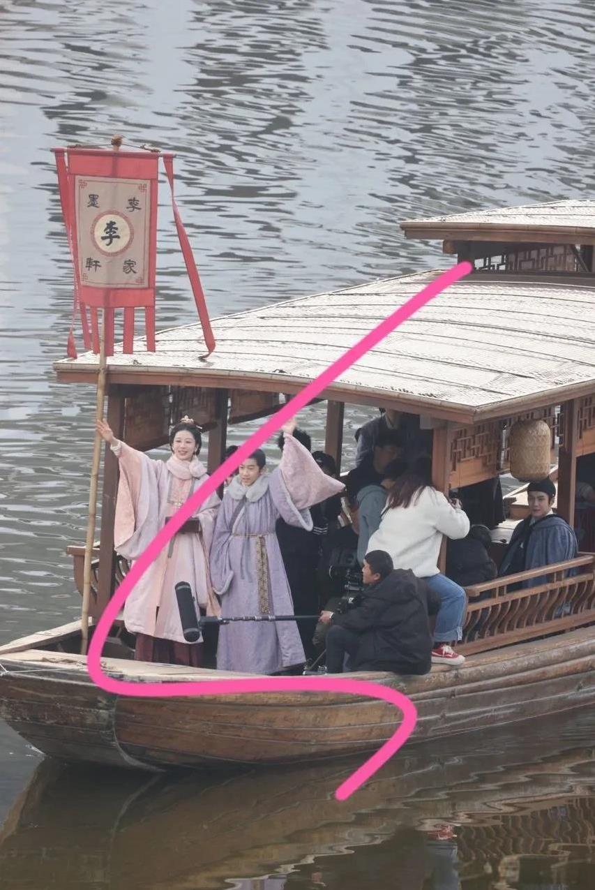 哈哈看我发现了什么？
看着杨紫李祯这个造型就知道我们下一部剧《家业》稳了！