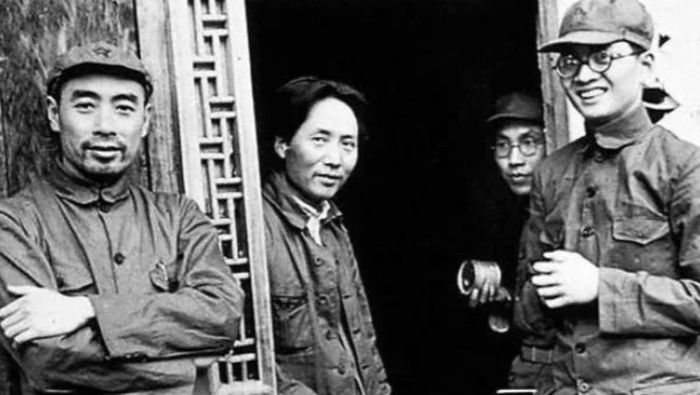 1938年延安，这天毛主席走进肖劲光的窑洞，笑着道：”听说你这里有不少宝贝？”