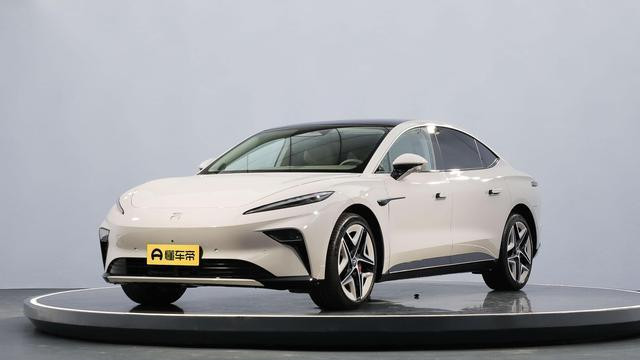 飞凡F7：与ET7同级，却便宜近18万，续航600km起，掀背尾门很拉风