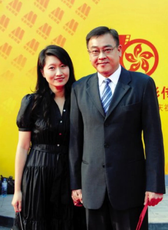 坚持丁克20年，60岁却抱得私生女