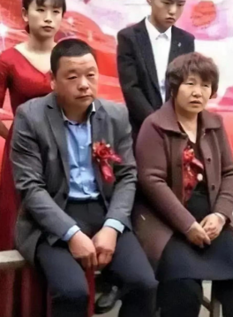 2020年，山西一对新人结婚，一家四口照全家福时，公公婆婆一脸沮丧，新郎搭着脑袋