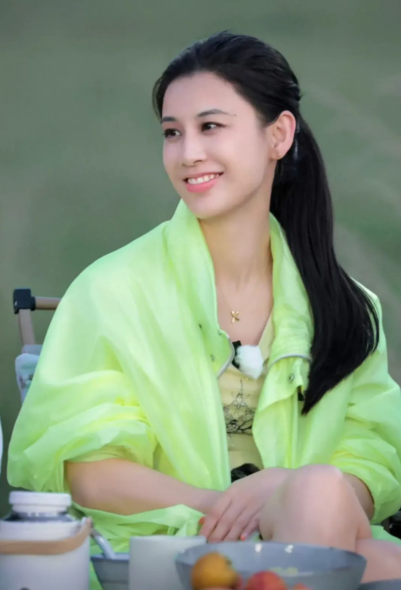 黄圣依，造型拖后腿了！

黄圣依造型拖后腿了，出席活动，笑的乐开了花，证明营销有