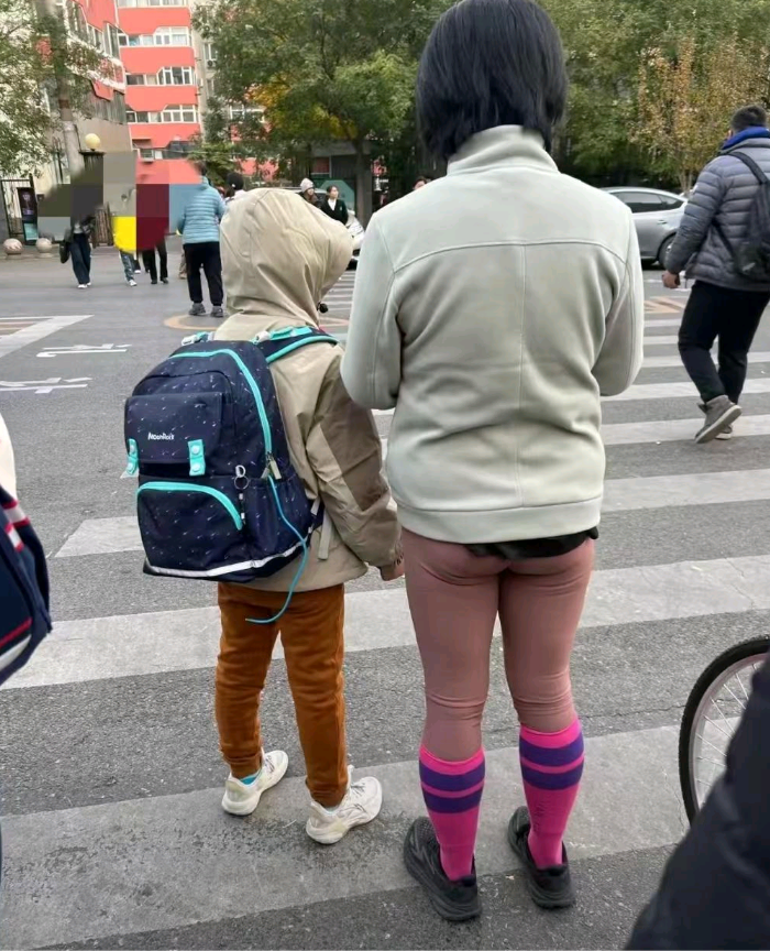 自己看不见不等于别人看不见吧！早上送孩子上学，碰见一个妈妈也是送孩子上学，我就感