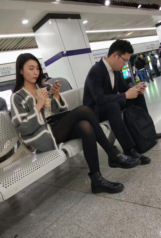 哥们是一点不敢抬头呀！
