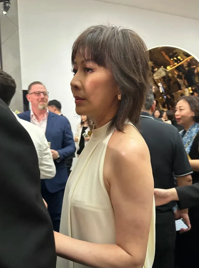 我的天，原来离开了美颜滤镜，高高在上的明星们也和普通人一样，哪里来的那么多肤白貌