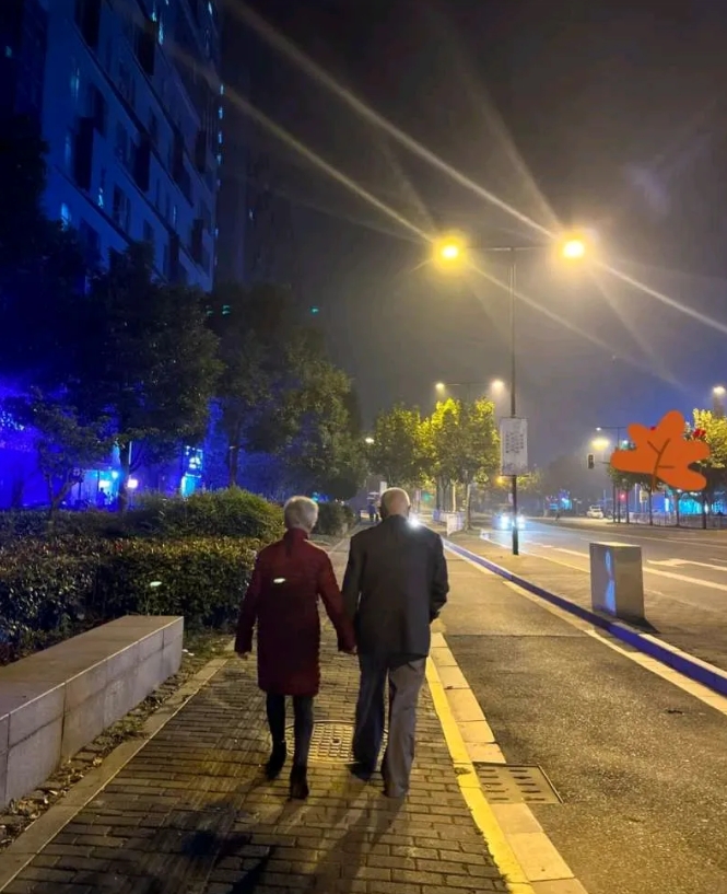 单位女科长今年47了，她的爷爷还健在，听她说爷爷是原市委退休高官，高级知识分子，