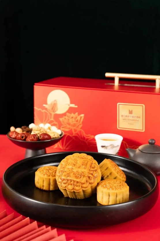 月饼卖不动了，原因无非3个：
1、太贵了，大家手上没钱，月饼的制作功夫都花在包装