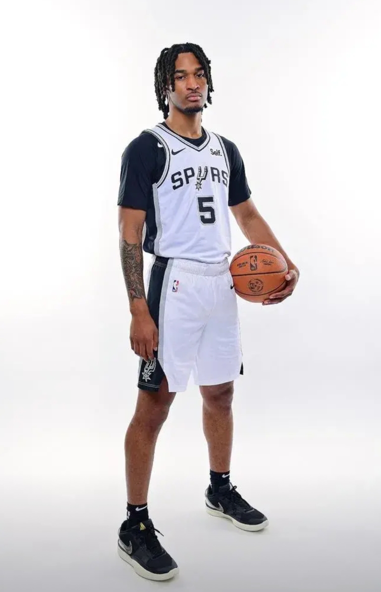 卡斯尔就是防守加强版的福克斯

马刺大交易得到福克斯，速度兼具技术性的福克斯到来