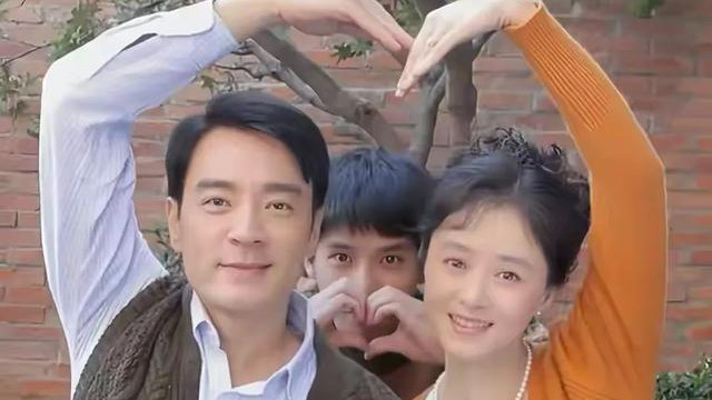 蒋欣新剧《归队》杀青照曝光，宛如少女，没了小巷人家的“姨感”