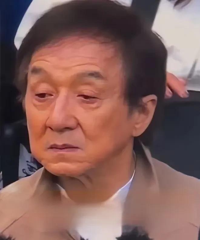 成龙大哥，为什么你老得这么快！

成龙出道60年，拼了60年！

成龙拍戏不分昼