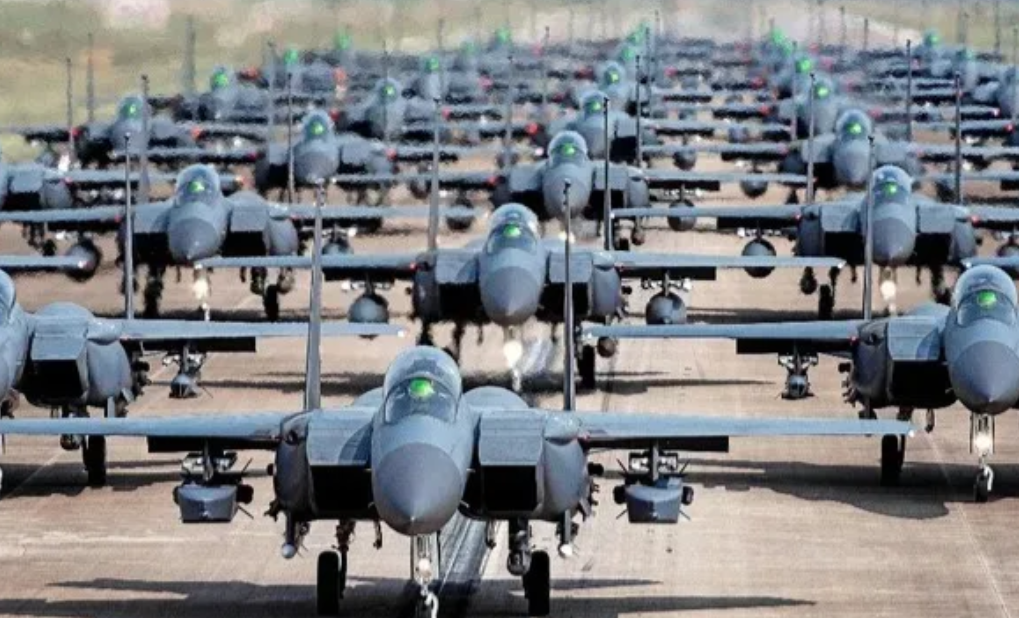 韩国空军亮出獠牙，成群结队的F-16战机、F-35K战机、F-35A隐身战机。