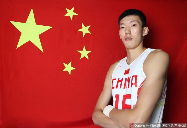 在世界杯中国男篮与南苏丹的激战中，周琦在第二节末尾的一次罚球，却出现了罕见的“三