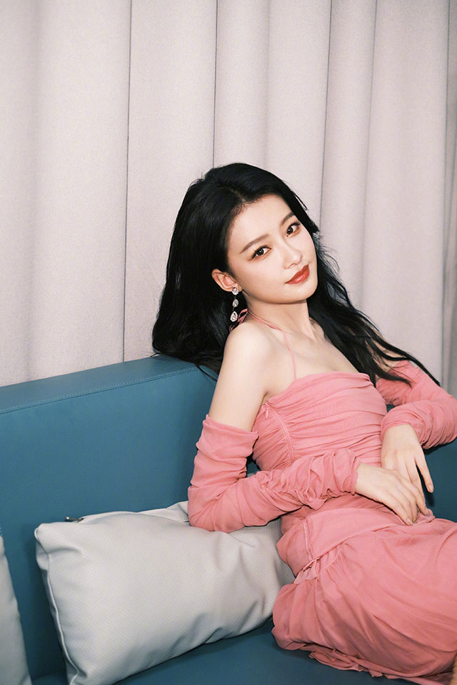 #孙怡玫瑰连衣裙#孙怡是一位很具争议的女星。有人夸她人间清醒大女主，有人则怀疑她