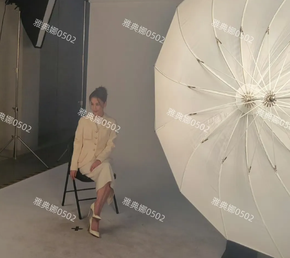 黄圣依参加《最强大脑》录制路透，一身白色西装的她把头发盘起，漂亮优雅又知性。
出