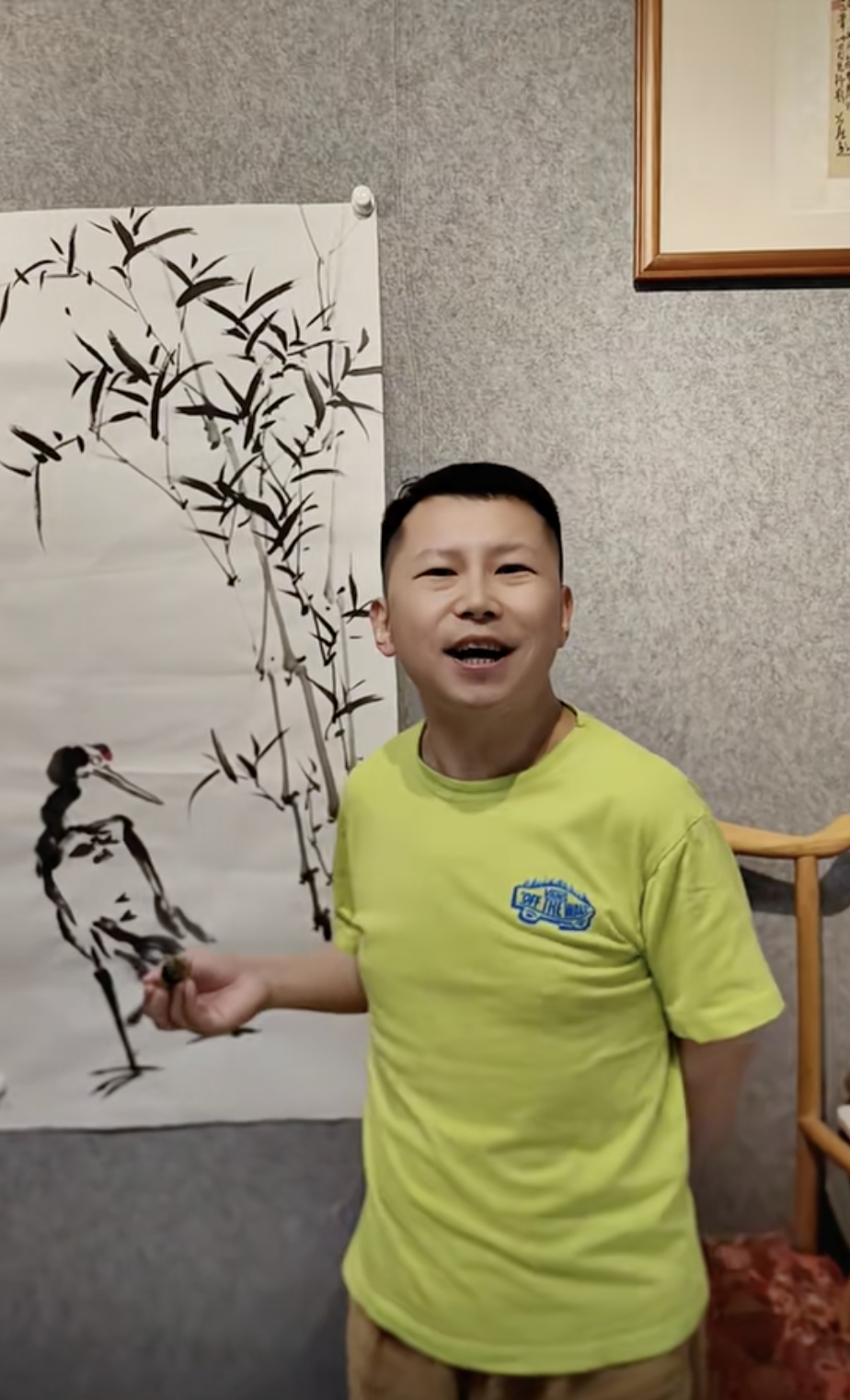 不是在画画，就是在直播，月不知道北京曲艺团给不给何云伟开工资，北京曲艺团是国企单