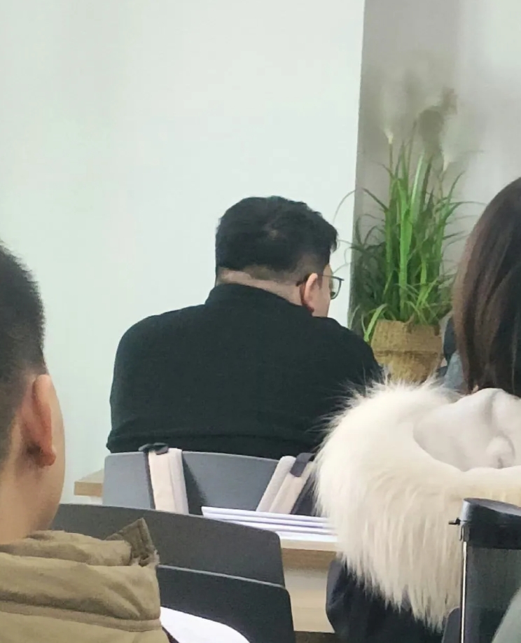 来了个不得了的插班生。