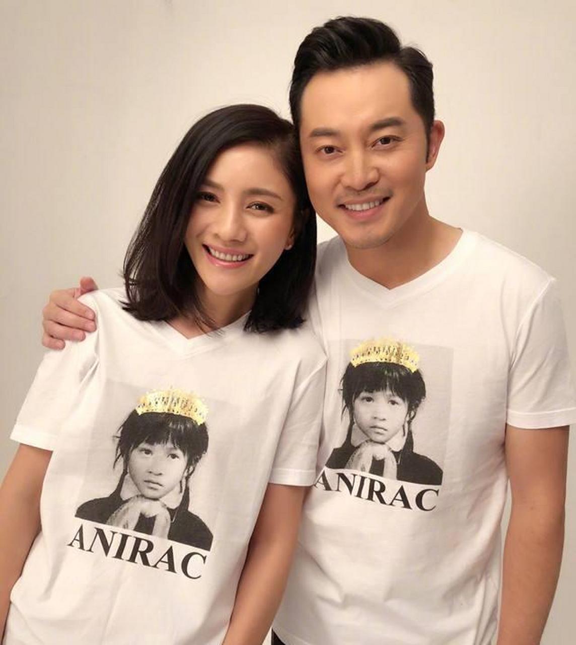 沙溢胡可中年夫妻生活，平淡中见真情
沙溢和胡可坐在台阶上，一人怀里一个娃，场面一