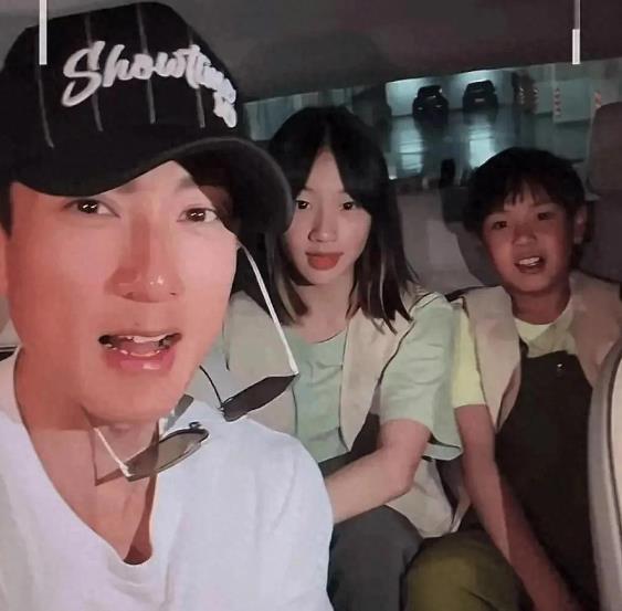 吴尊从偶像团体出道，凭借帅气外表与努力在演艺圈站稳脚跟。此次回文莱跨年，72岁父