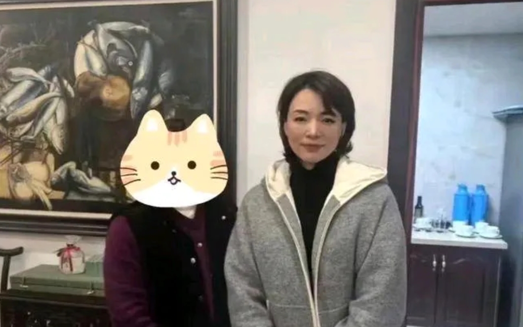 董卿过年也爱出游玩耍，都跑到南通去玩了，偶遇粉丝开心合影，一点架子都没有。董卿离