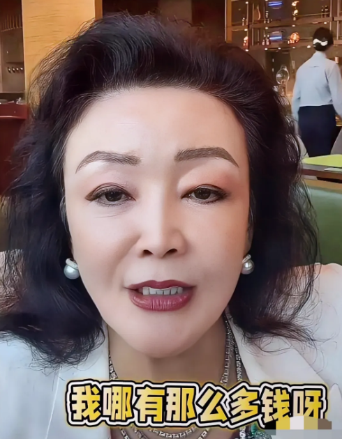 网友问70多岁的张兰，明明那么有钱为何要360天的不间断直播带货？

她直接回应