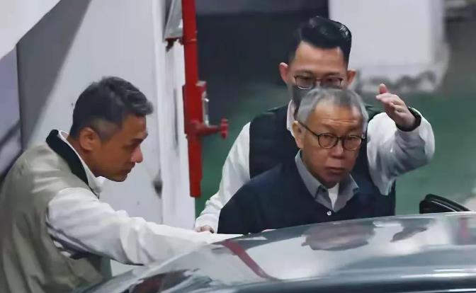 柯妻抱着“平安龟”盼柯文哲归，郭正亮却透露“刑期一定超过十年”！

前台北市长、