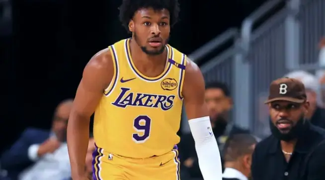 湖人季前赛不敌太阳，詹姆斯对于儿子布朗尼在NBA的表现持肯定态度，强调其保持头脑