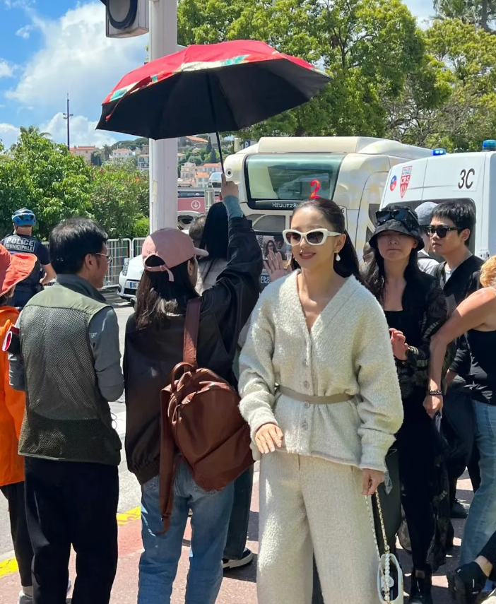 戛纳偶遇佟丽娅，本人果然跟普通人有壁，脸巨小气质特别好，一对小梨涡笑起来甜甜的，