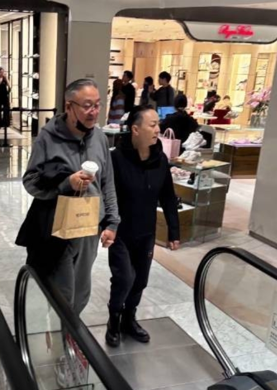 逛街偶遇大明星是什么体验？有人就幸运地在北京街头碰到了宋丹丹和她的富豪老公。这一