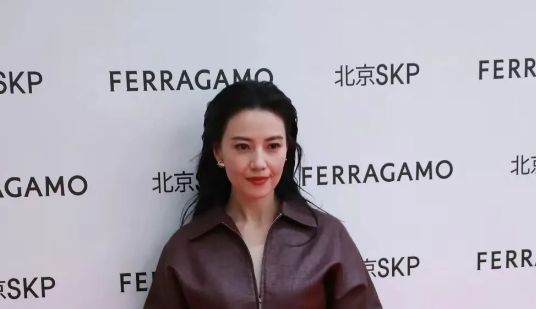 女人过了35岁，
最好不要穿过膝盖的裙子
身材松松垮垮
容易暴露年纪
给人一种沉