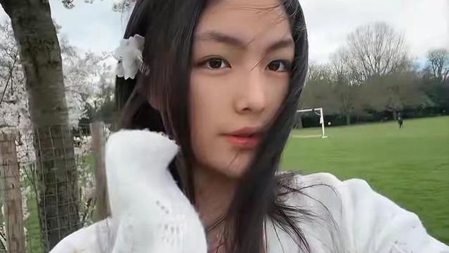 王诗龄晒自拍，身材壮硕像，五官与王岳伦如同复制粘贴