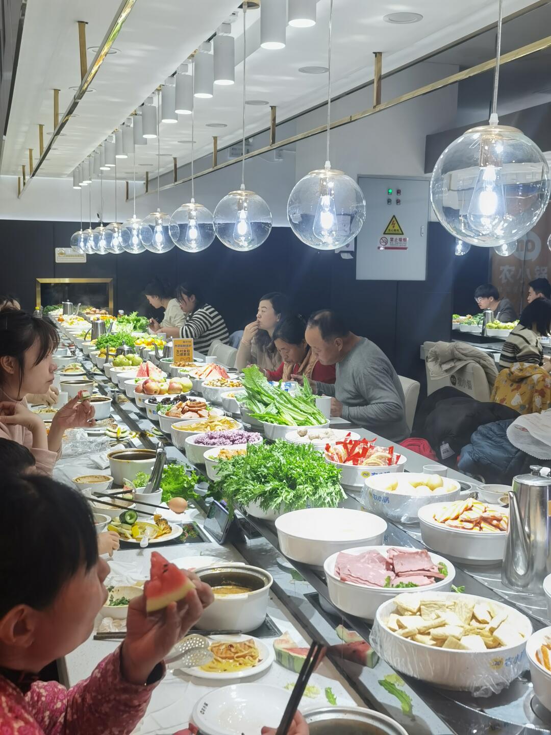 还以为在商场吃席，结果是自助火锅