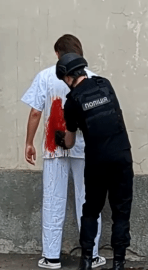 乌克兰的“英雄医生”遭打脸：在俄罗斯导弹袭击后的废墟中参与救援的外科医生被曝造假