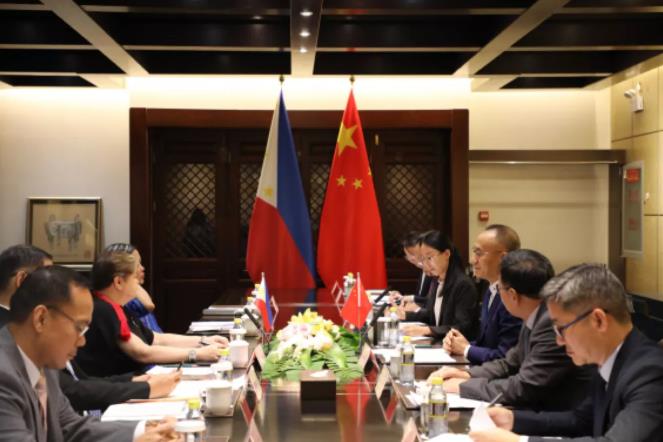 菲律宾派人来谈判了，一个细节令中方恼火！

9月11日，菲律宾副外长拉扎罗在北京