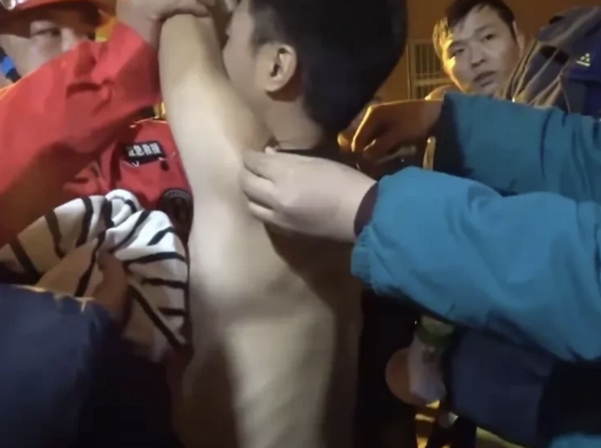河南小伙真中！一15岁河南男孩谎报了自己的年龄，下井救一个3岁的女孩。6次尝试才