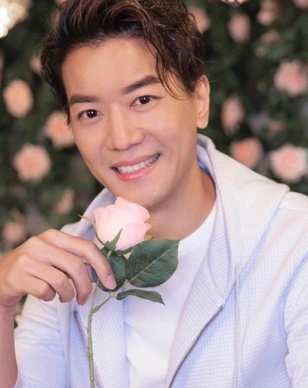 他本是清洁工之子，因长得像陈百强出名