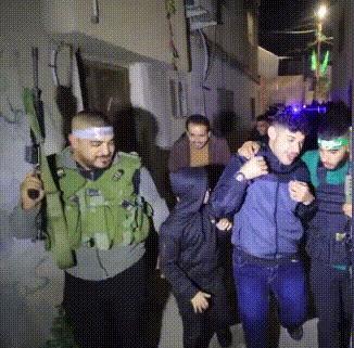 躲在地道里的哈马斯终于现形！加沙停战后，他们纷纷现身庆祝，不顾一切地冒了出来。以