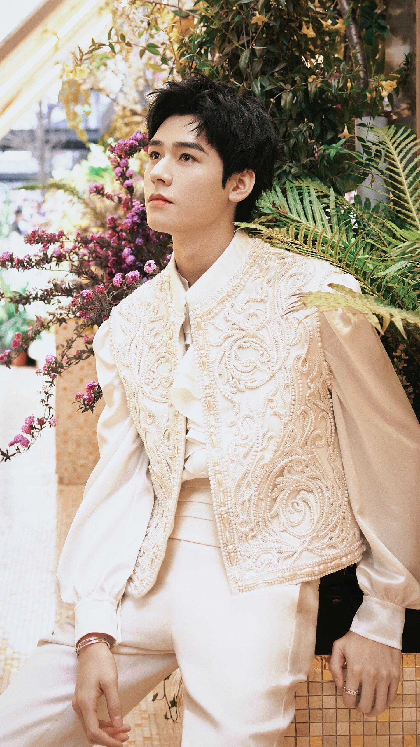 龚俊：他站在那里就好看