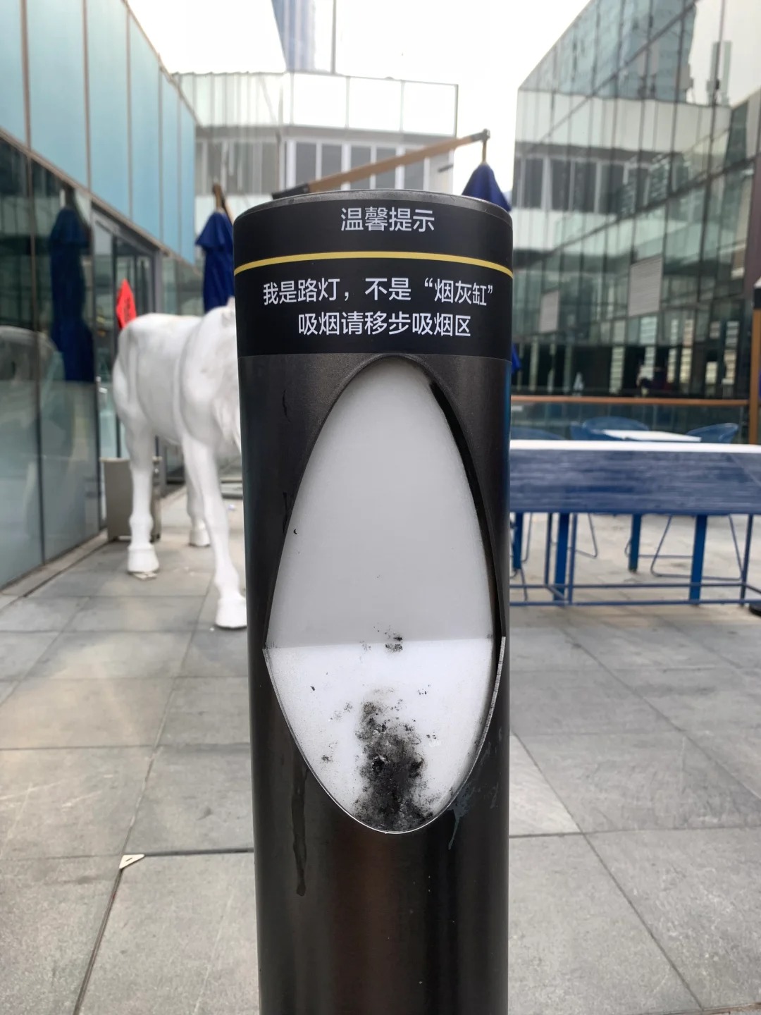 三里屯也太搞笑了吧
我还纳闷为什么30米的路要放十个烟灰缸