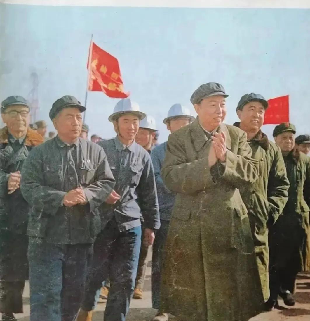 1977年春天，中共中央主席华国锋，前往毛主席纪念堂建设工地，视察工程进展情况，