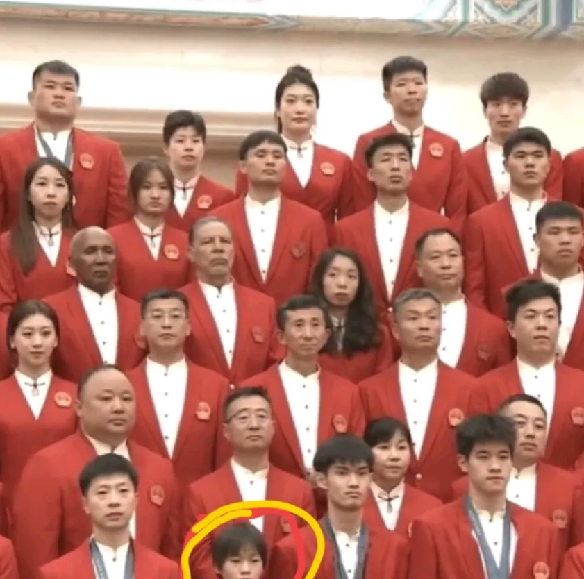 全红婵看到电视里的自己:“我怎么这么矮啊”？

也太可爱了，好像误入巨人国的小矮