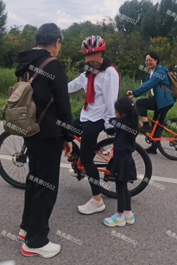 大理洱海生态廊道偶遇郭晶晶一家骑行，霍启刚不在有郭晶晶的母亲还有三个孩子。
郭晶