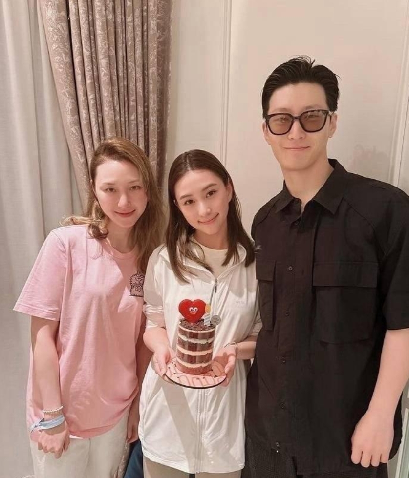 何超莲的站立姿势太拉跨了，根本不像出生在顶级豪门的有钱公主，反而像个暴发户。
众