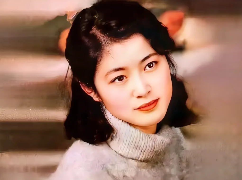 她年轻时可真美。能认出来是谁吗？
她是山东荣成人，一位才华横溢的大美女。她拍过电