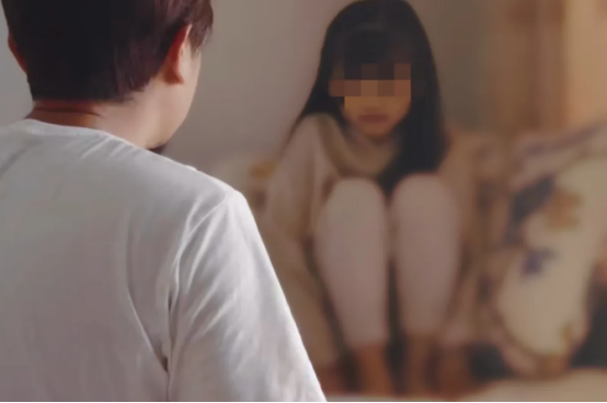 江西一男子，多次在家中强行跟继女发生关系，亲生女儿撞见这一幕，跑去告诉母亲：爸爸