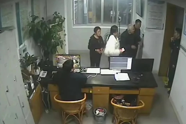 浙江台州，女子随手扔掉父亲的2个保温杯，结果出了大事！民警连夜出动翻找垃圾堆！原