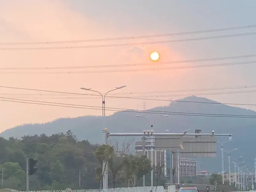 如果开车看见被别人撞断的护栏躺在马路上，你们会靠边停车，把它移到路边吗？

今天